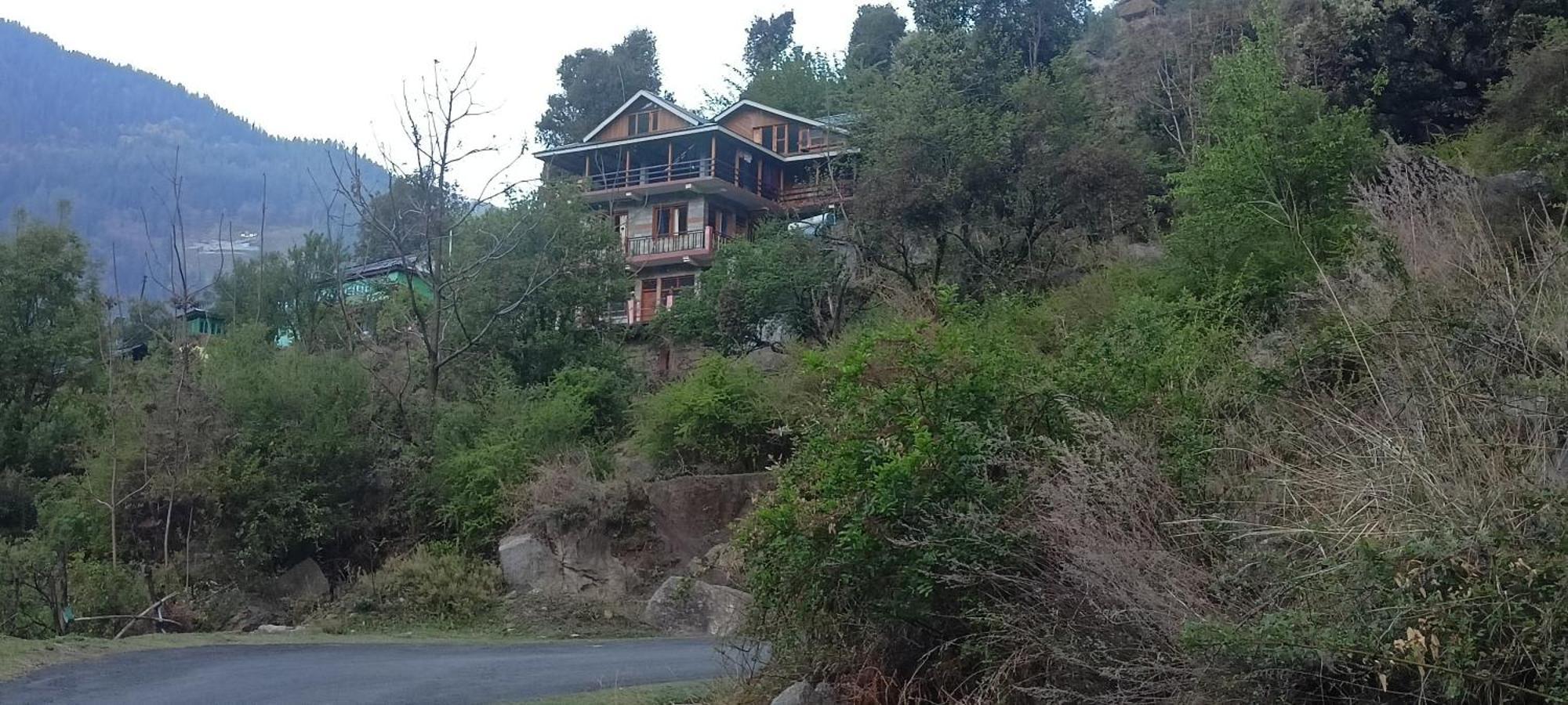 Tirthan Hilltop Home Stay Banjār Eksteriør bilde