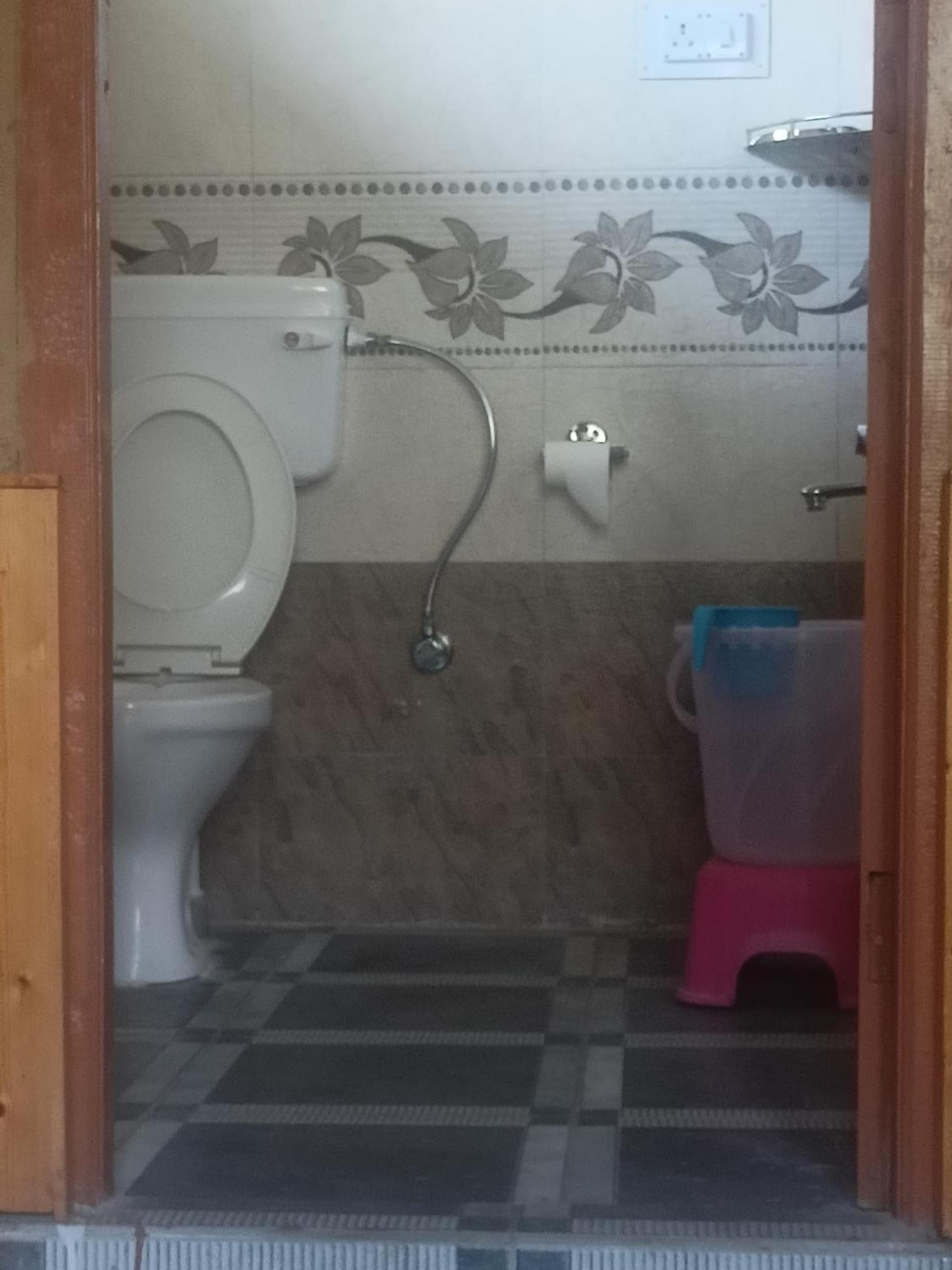 Tirthan Hilltop Home Stay Banjār Eksteriør bilde