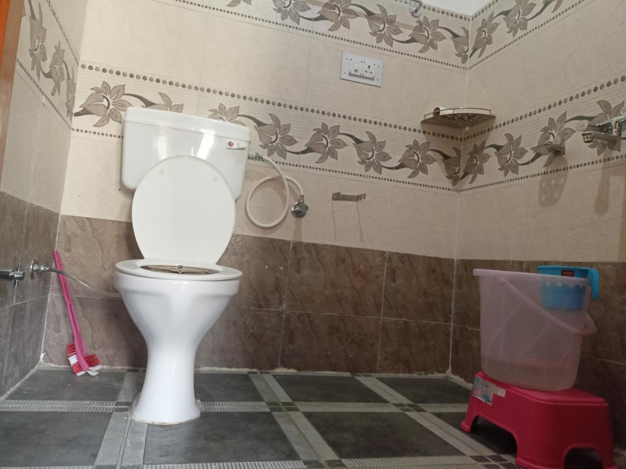 Tirthan Hilltop Home Stay Banjār Eksteriør bilde