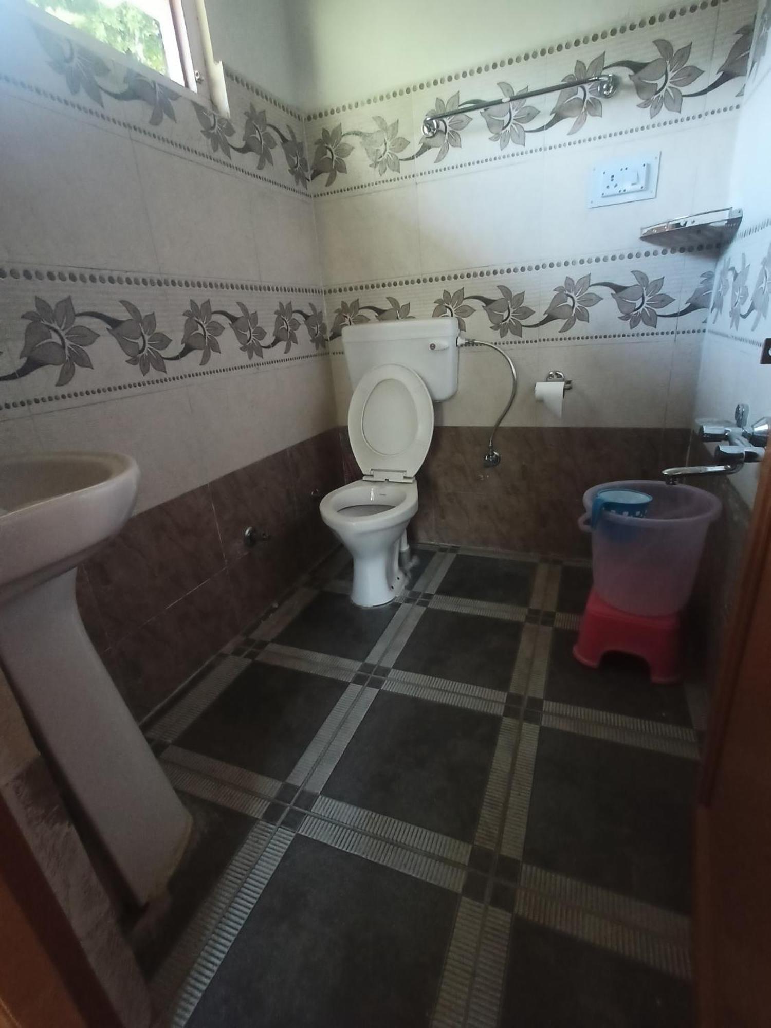 Tirthan Hilltop Home Stay Banjār Eksteriør bilde