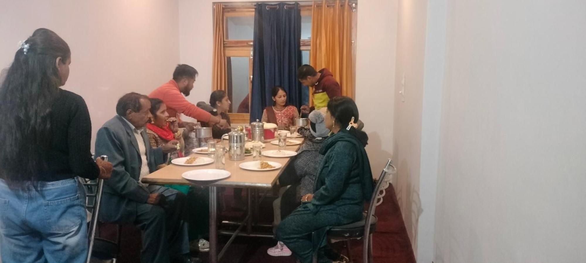 Tirthan Hilltop Home Stay Banjār Eksteriør bilde