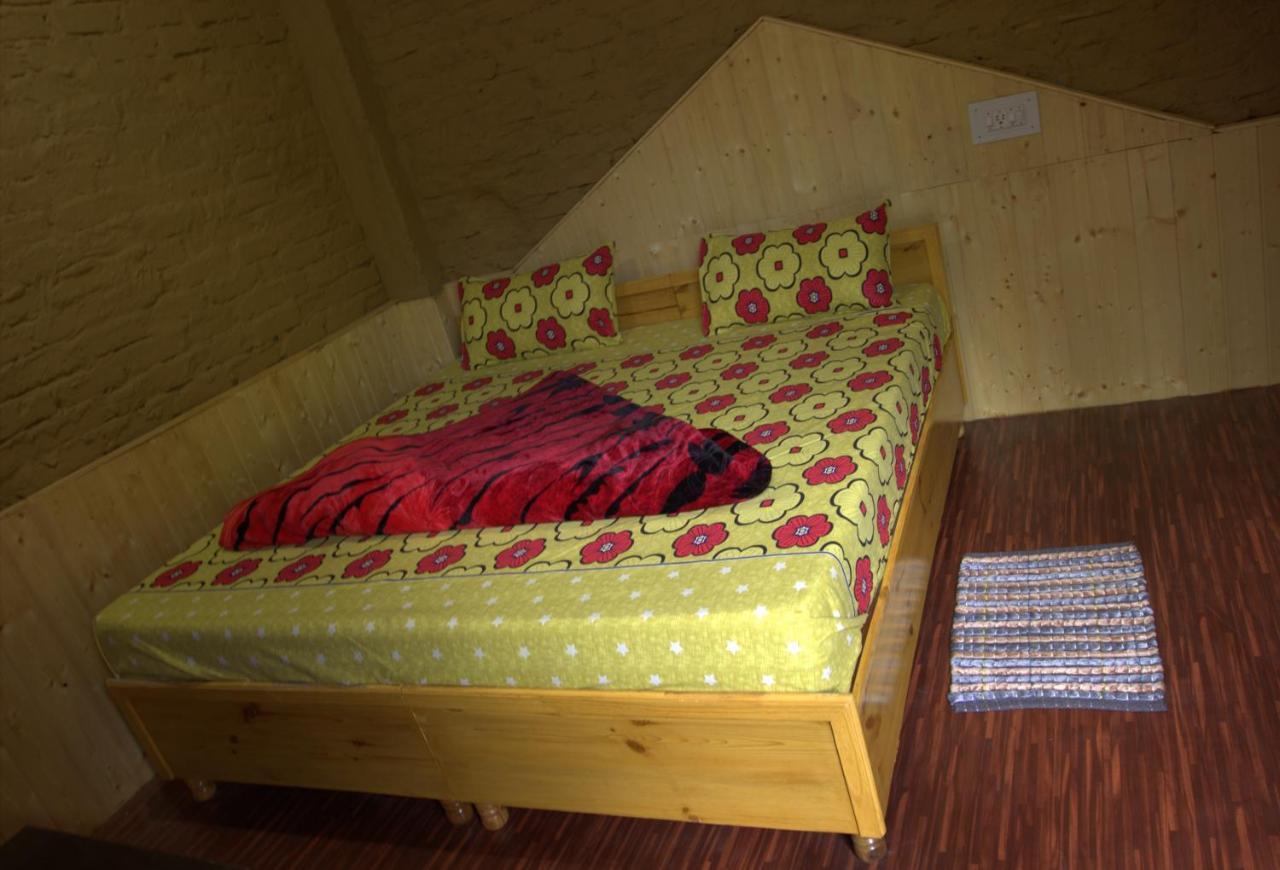 Tirthan Hilltop Home Stay Banjār Eksteriør bilde
