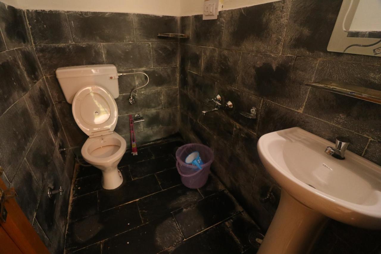 Tirthan Hilltop Home Stay Banjār Eksteriør bilde